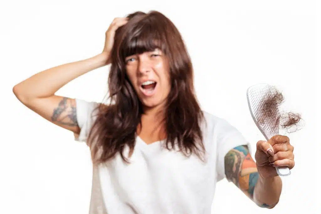 Caída de cabello en mujeres: 6 Causas comunes y cómo tratarla 2 Causas comunes de la caida de cabello en mujeres