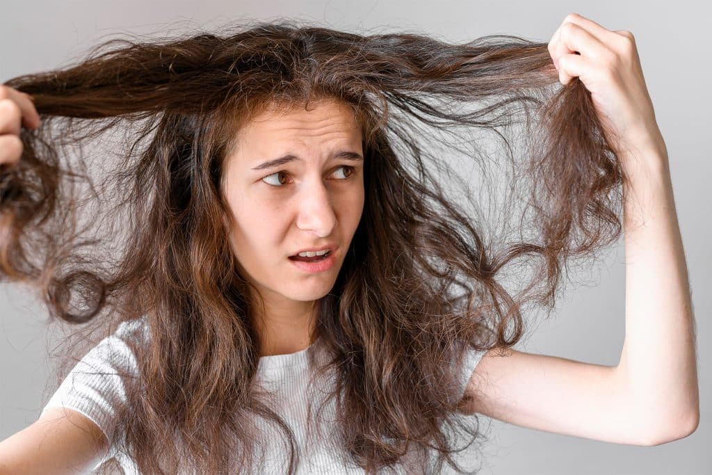 Caída de cabello en mujeres: 6 Causas comunes y cómo tratarla 1 Es normal que se me caiga el cabello