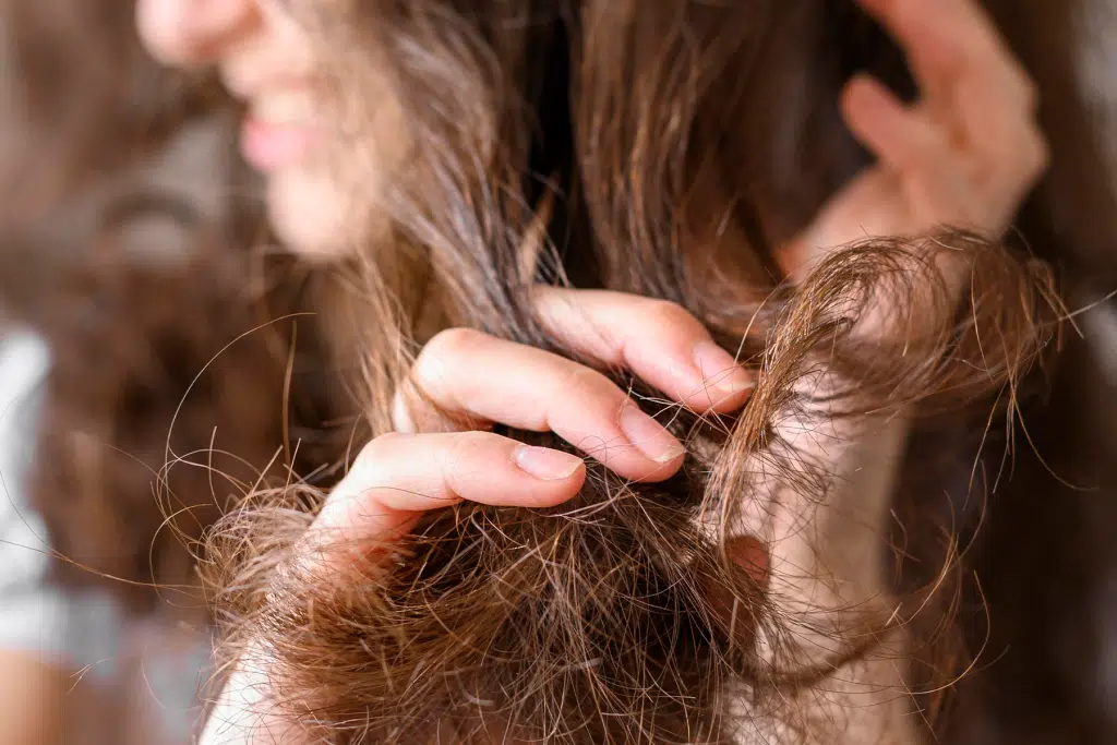 Daño capilar causado por tratamientos de keratina mal aplicados