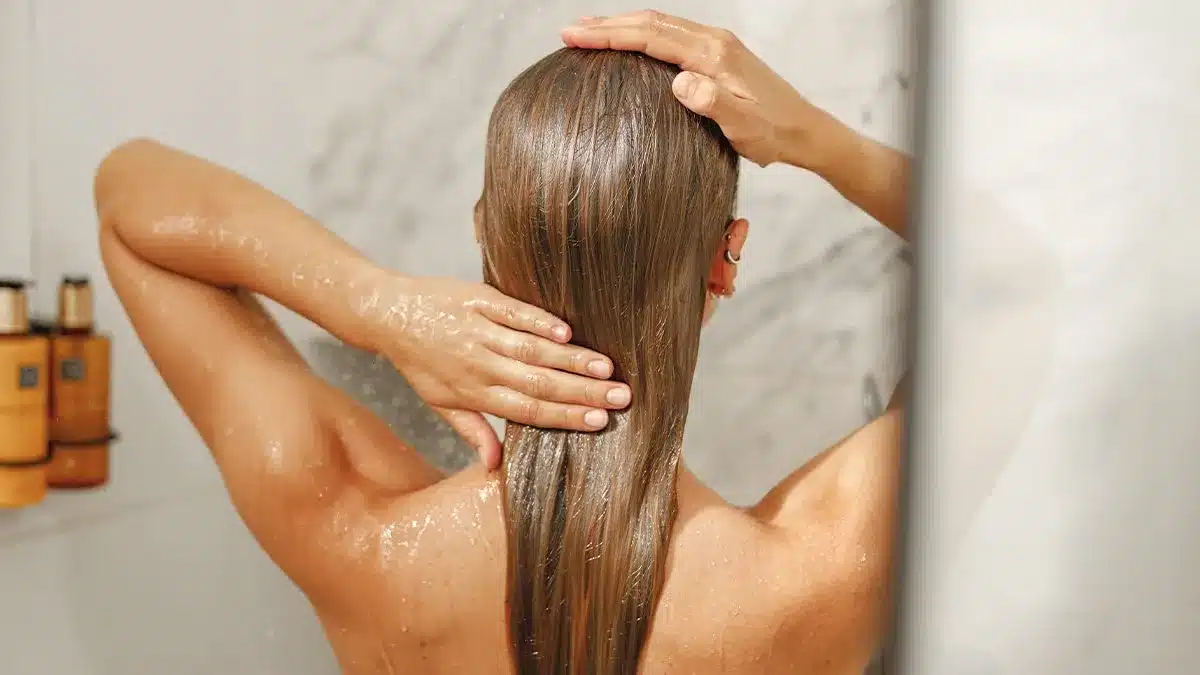 ¿El agua caliente daña el cabello? Lo que debes saber 1 cabello mojado después del lavado mostrando cómo el agua caliente daña el cabello