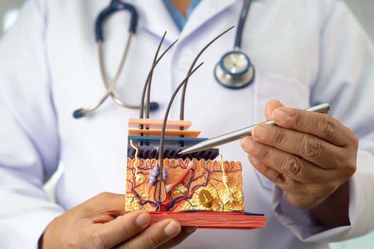 doctor explicando a paciente con poca densidad de pelo buscando cómo ganar densidad capilar
