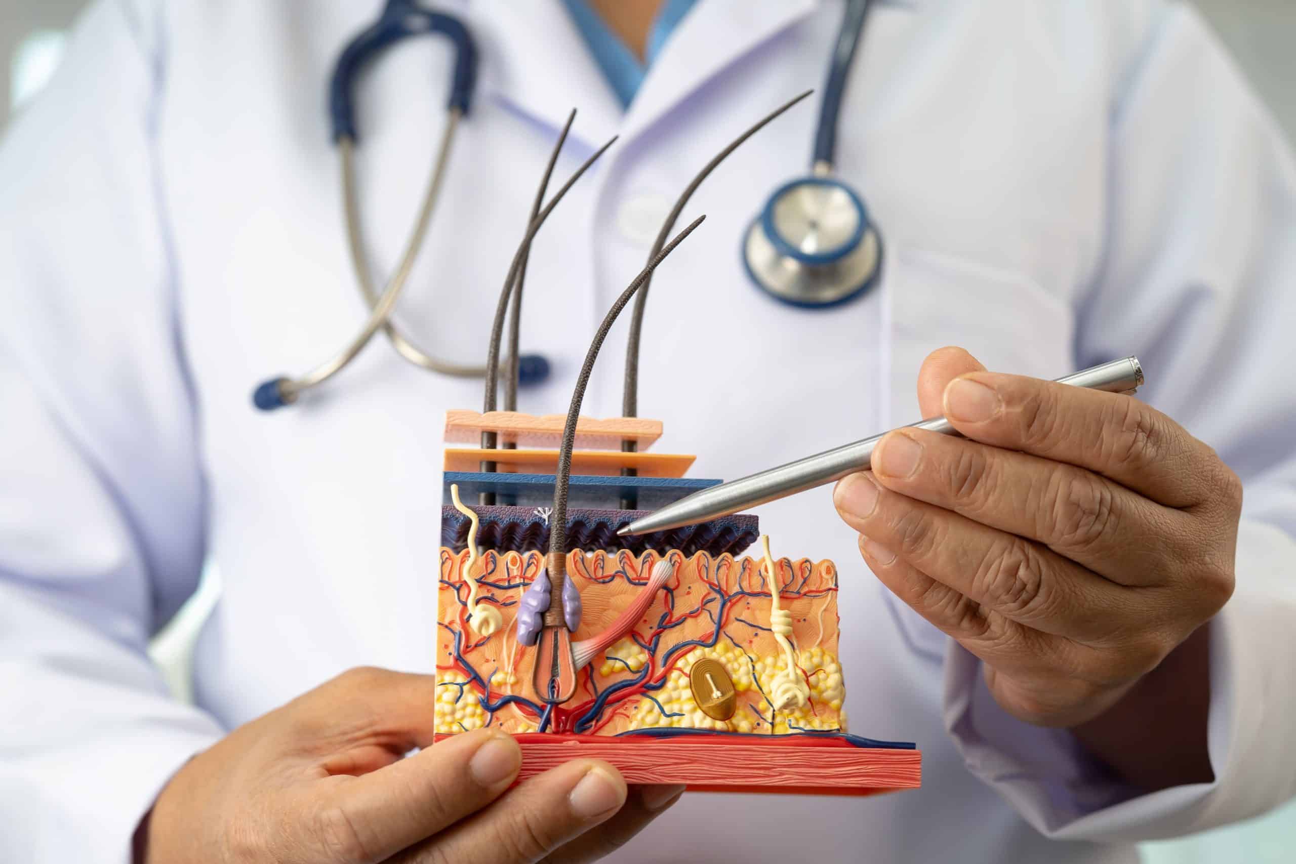 doctor explicando a paciente con poca densidad de pelo buscando cómo ganar densidad capilar