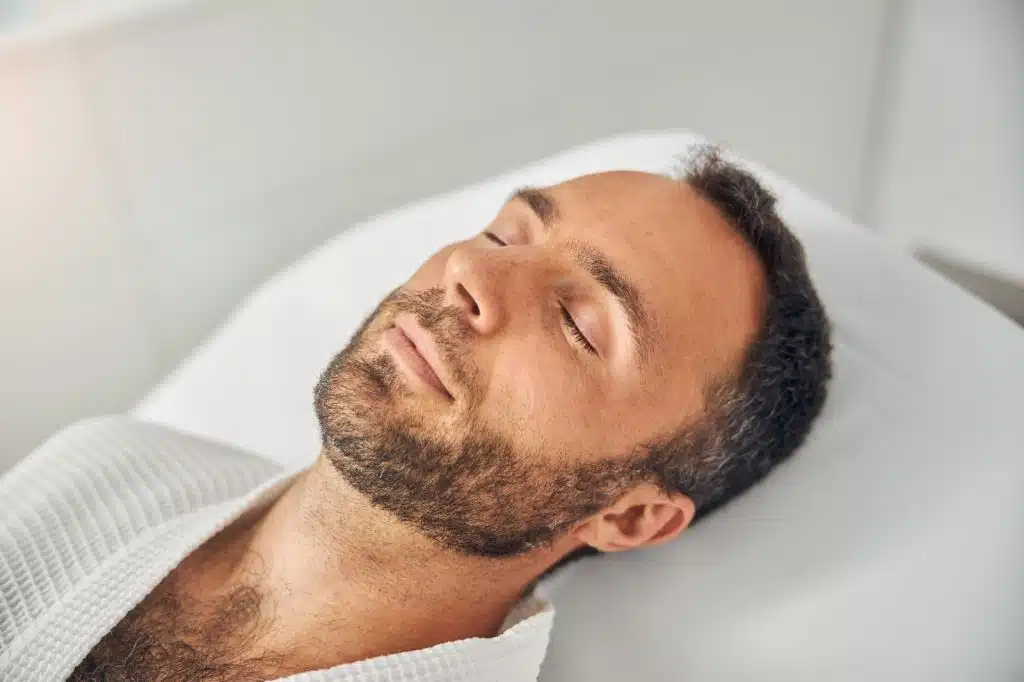 ¿Cómo dormir después de un injerto capilar? Postura y cuidados durante los primeros días 2 Paciente con la cabeza elevada después de un trasplante capilar